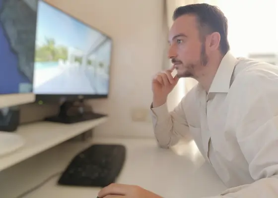 Antonio Ariza, creator of LakeMcDonald.com, working at his desk