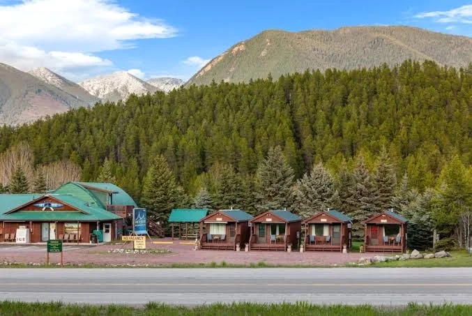 Eagles Cabin! 6 miles to Glacier!