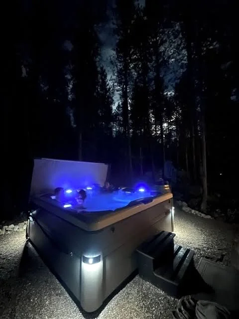 Forest Retreat for families with Hot Tub, Deck & Firepits – 2 miles to Glacier